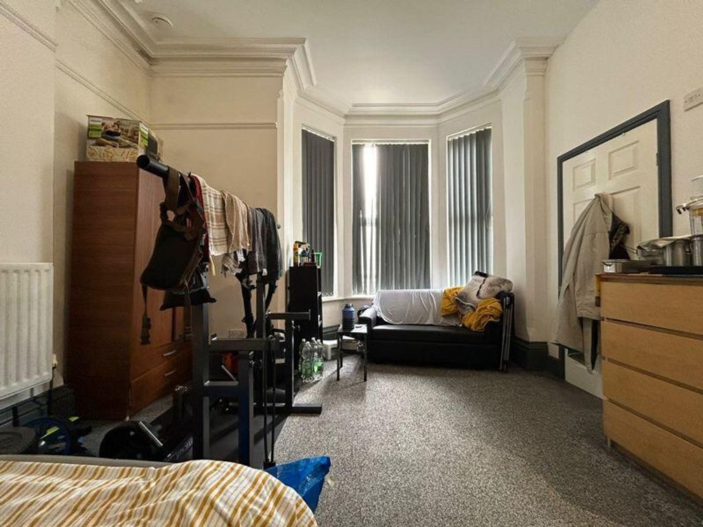 Property photo 2 of 6 A Spacious And Inviting Large Double Bedroom Ideal...