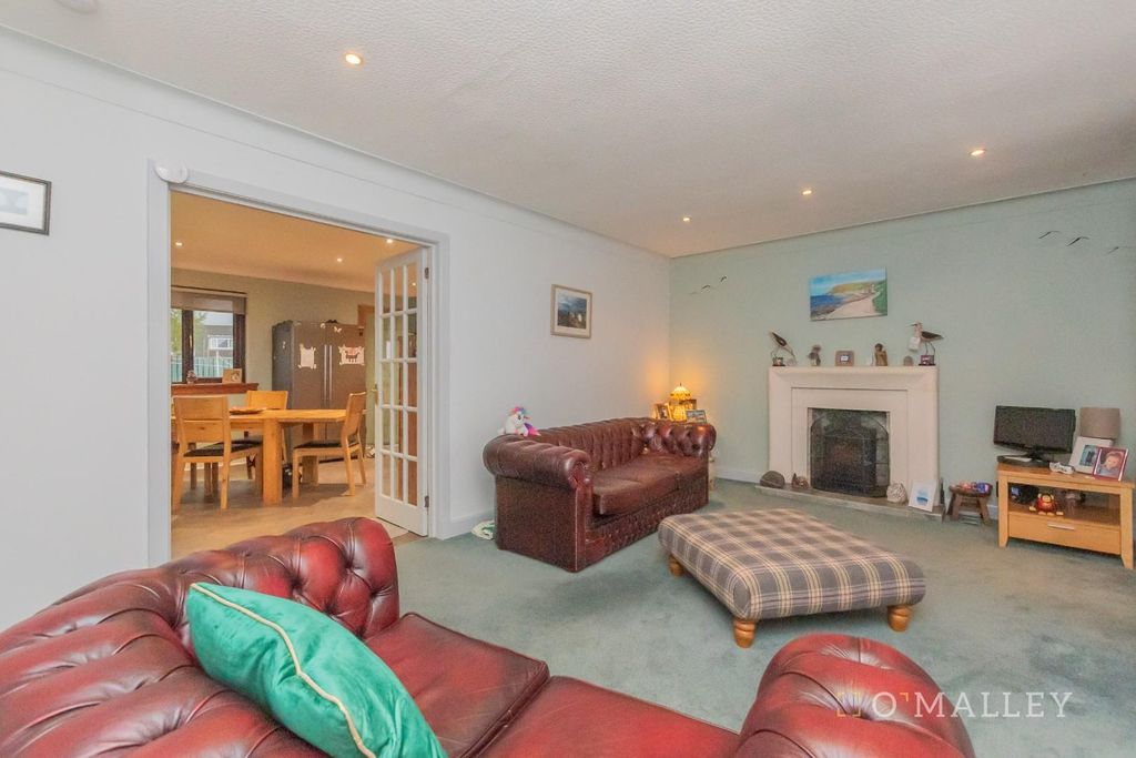 Property photo 3 of 19 Lounge