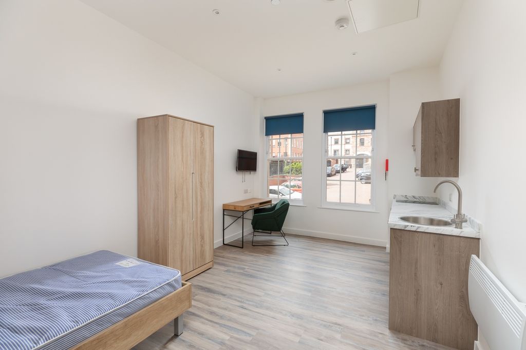 Property photo 1 of 3 A Bright And Modern Double Bedroom Featuring A Coz...