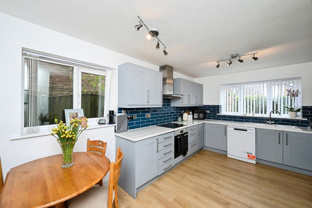 Property photo 3 of 18 Kitchen