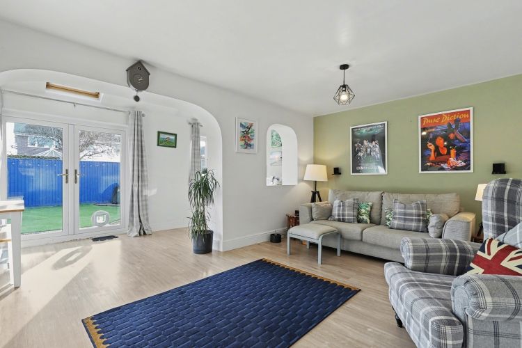 Property photo 2 of 11 Living (2)