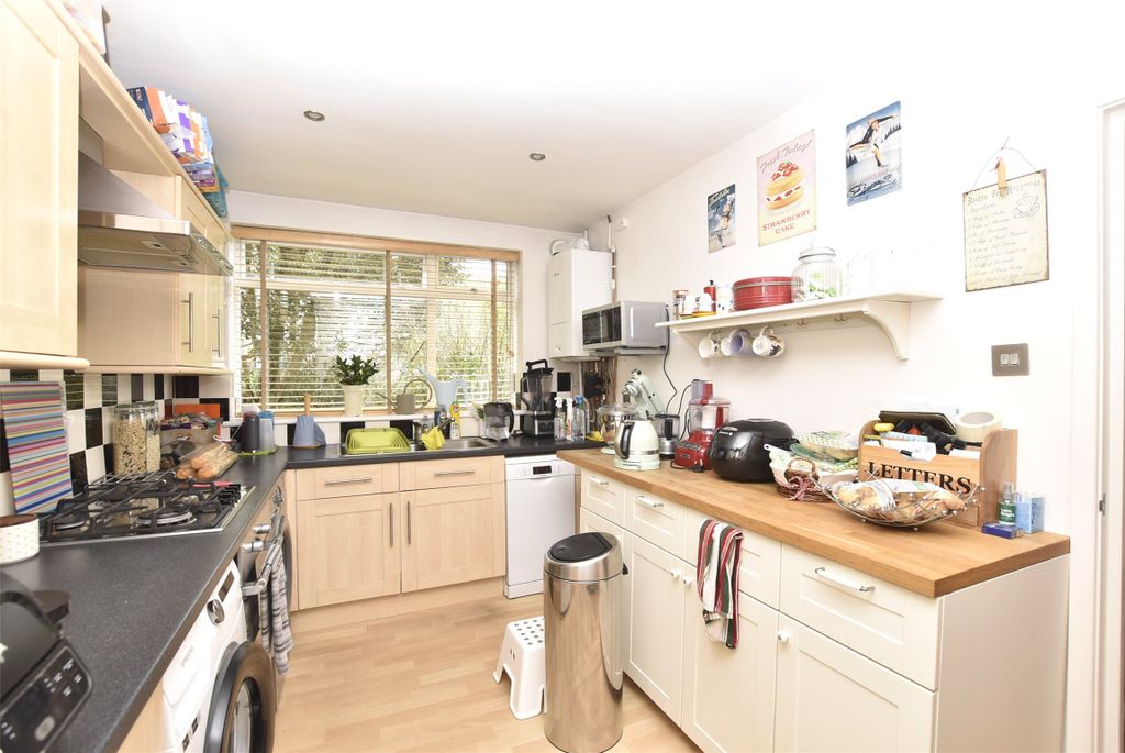 Property photo 3 of 9 Kitchen