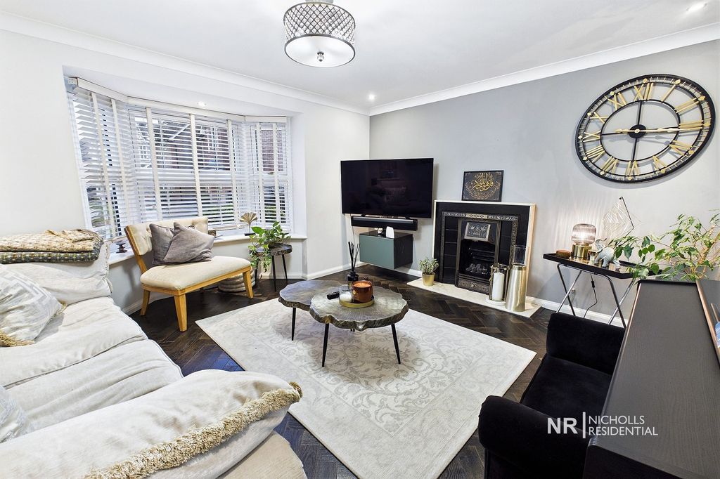 Property photo 2 of 18 Lounge