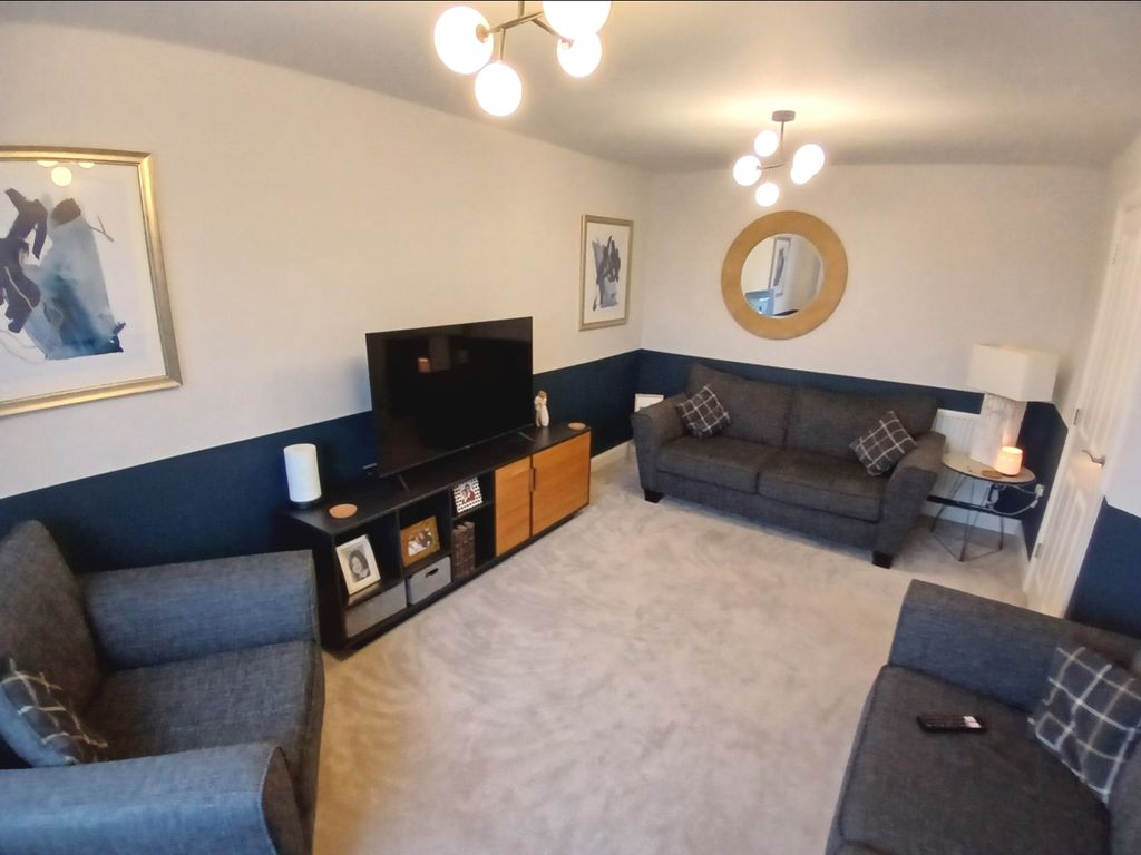Property photo 3 of 18 Lounge