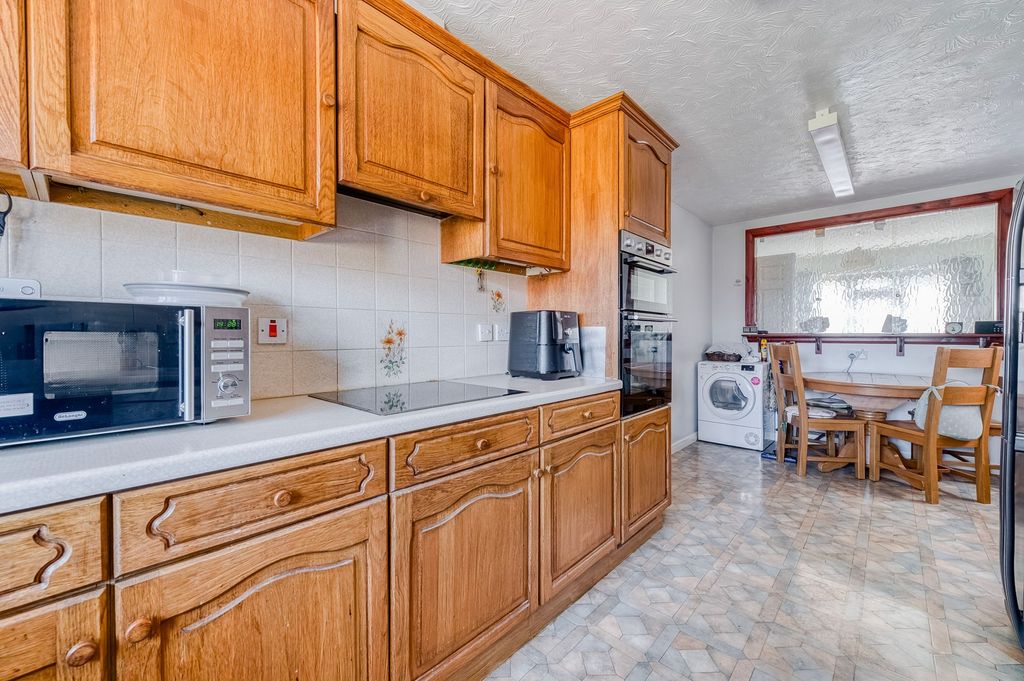 Property photo 3 of 28