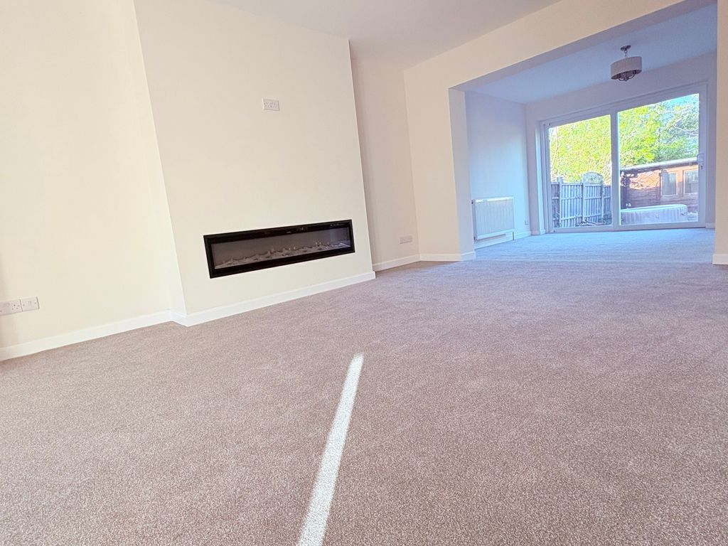 Property photo 3 of 19 Lounge