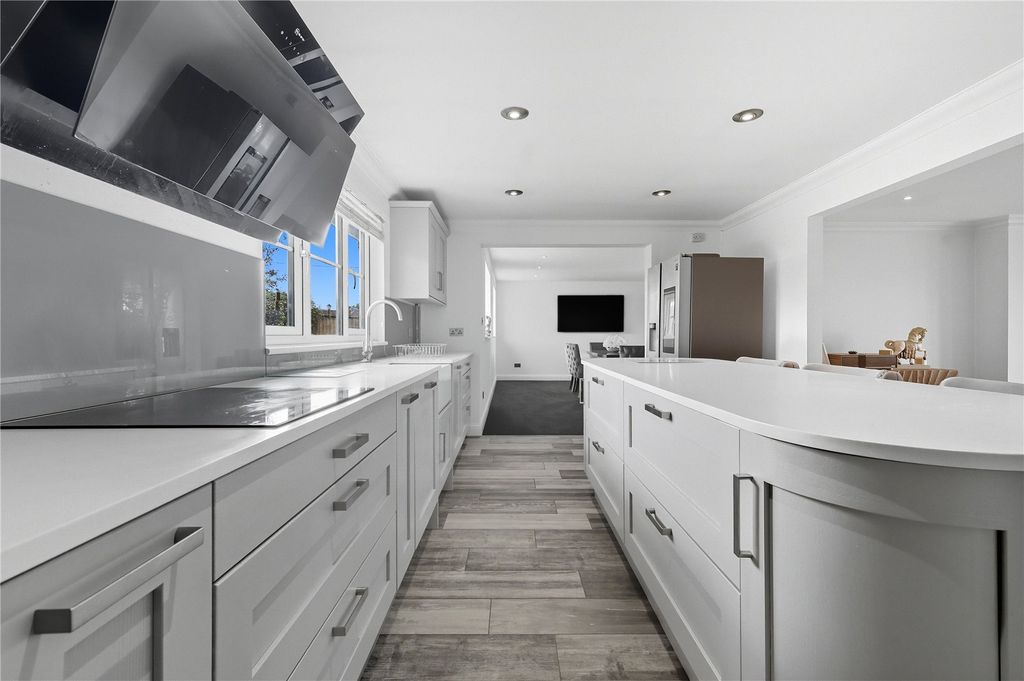 Property photo 2 of 21 Family Kitchen