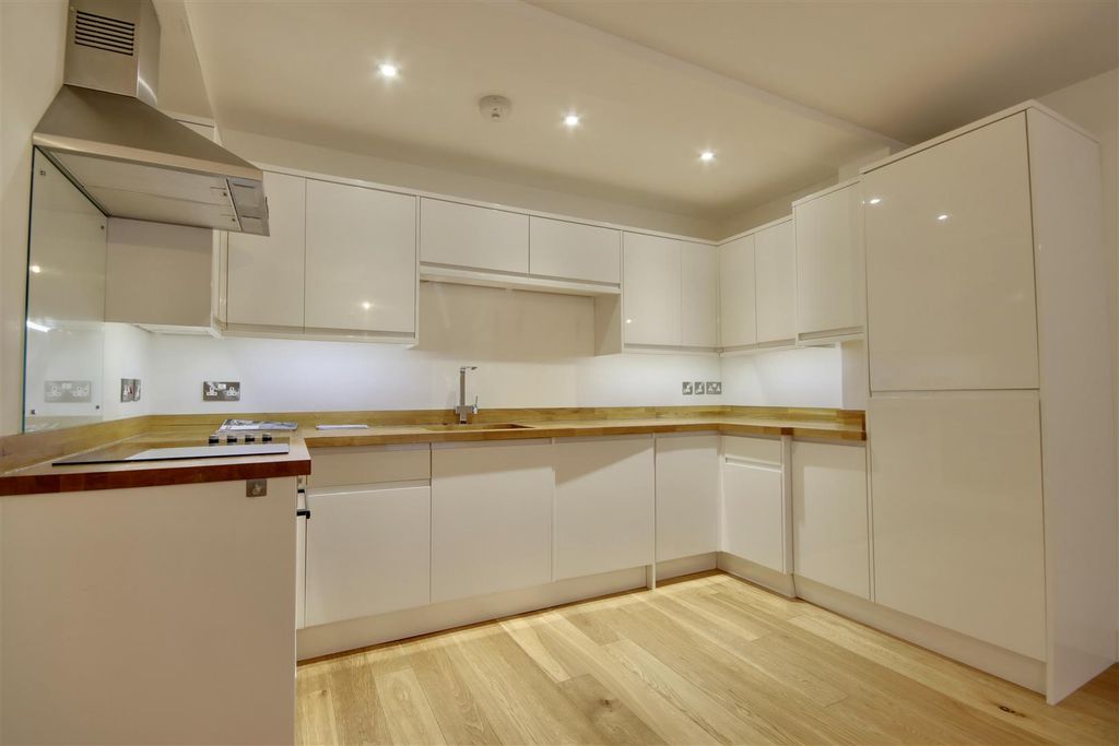 Property photo 3 of 9 06A21710-7979-49Fa-9C31-88CD14C8Efdc_1_201_A.Jpeg