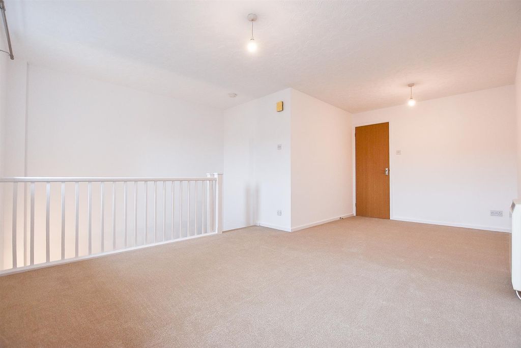 Property photo 3 of 9 Living Area (2).Jpg