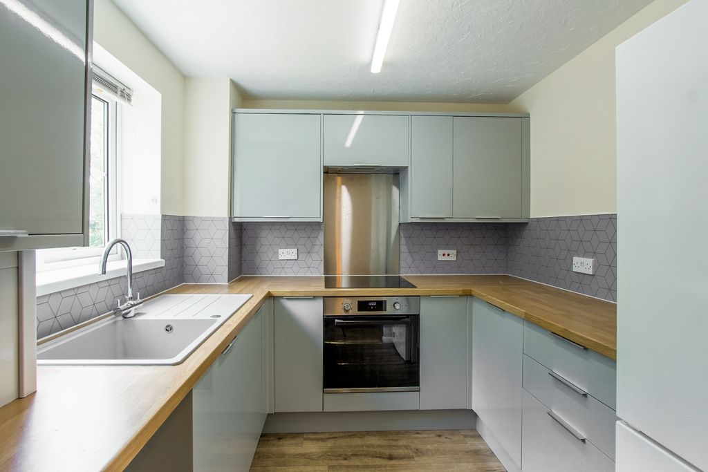Property photo 3 of 17 Kitchen