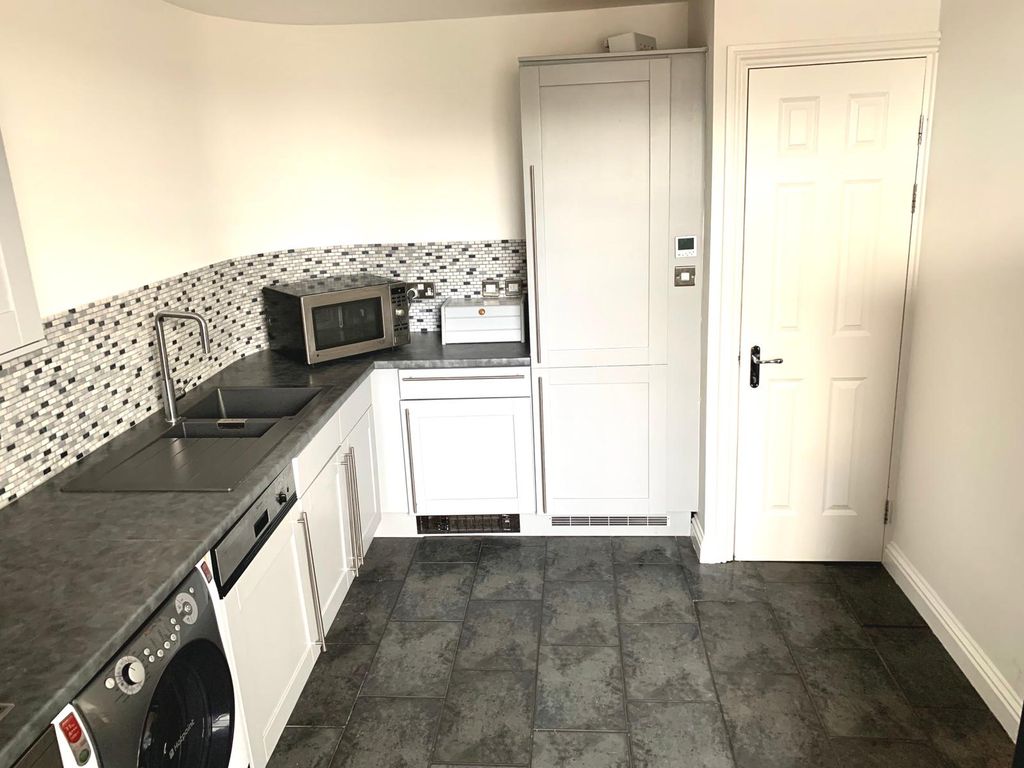 Property photo 2 of 25