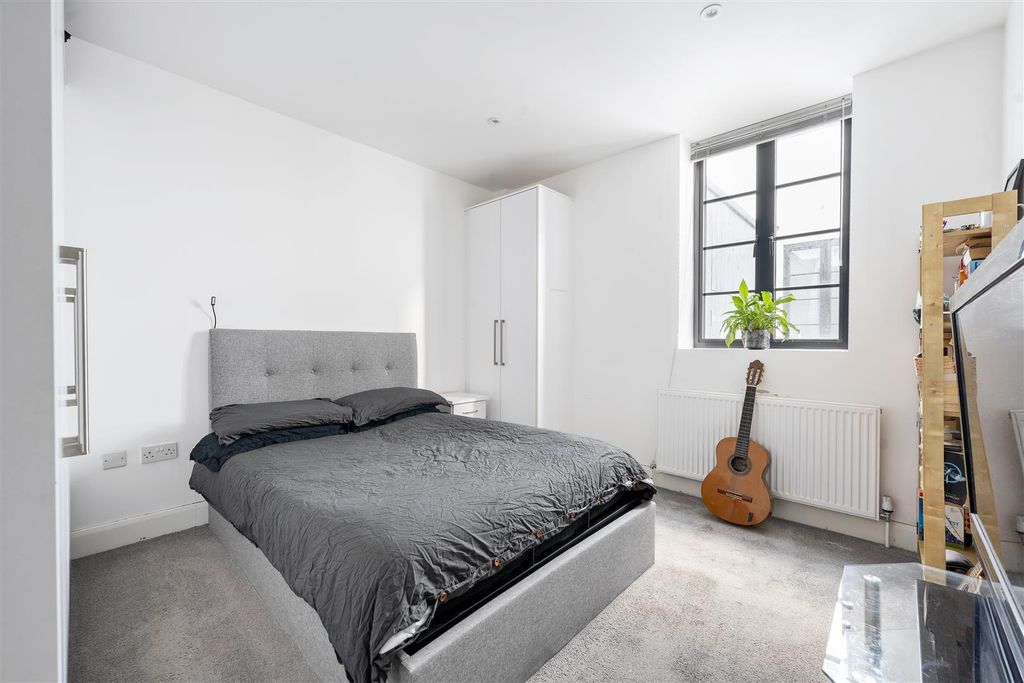 Property photo 2 of 11 214-220, Maybank Road E18