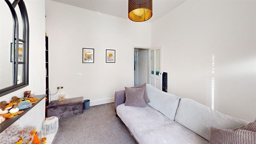 Property photo 2 of 8 Lounge