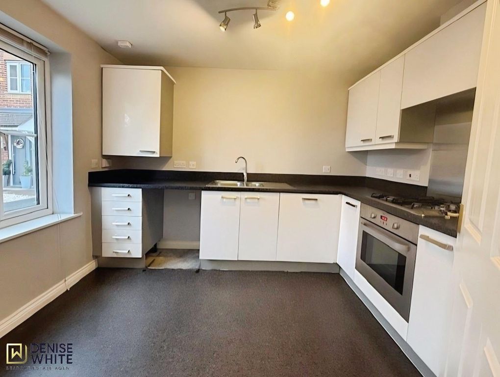 Property photo 3 of 19 Kitchen