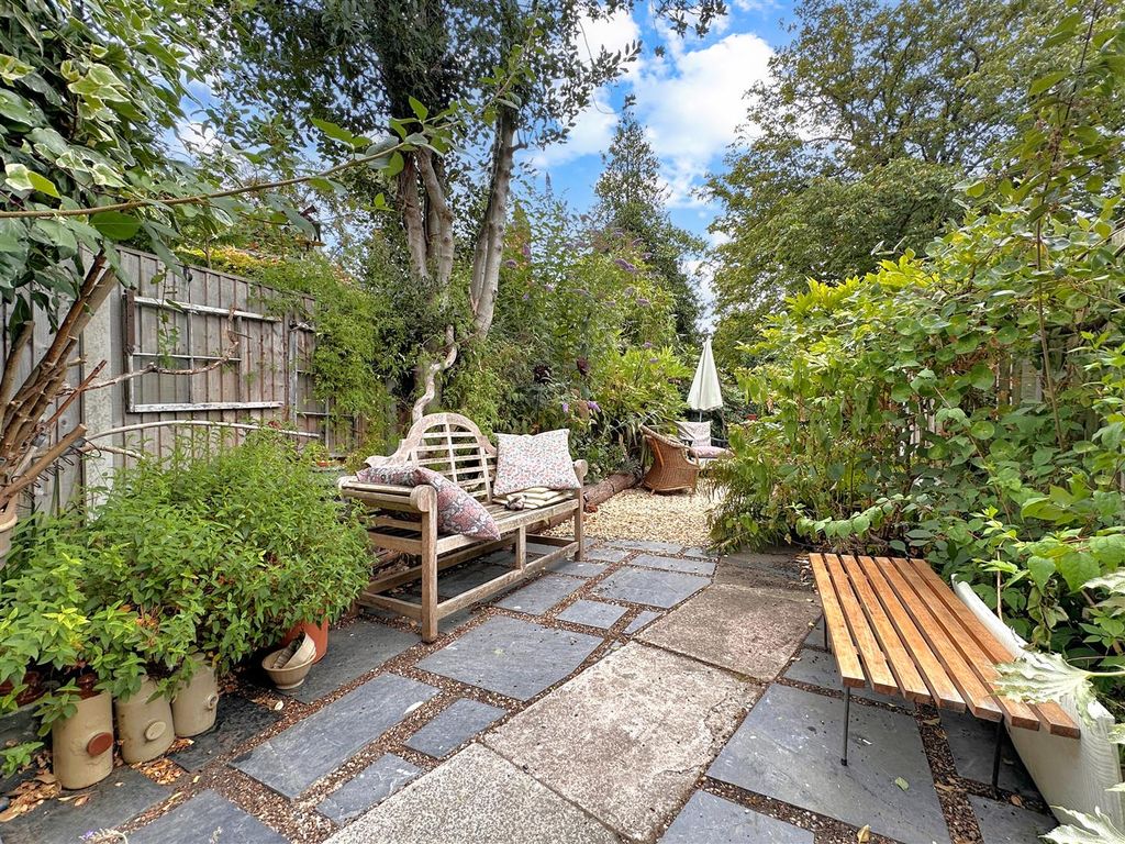 Property photo 3 of 21 Lovely Mature Garden 196