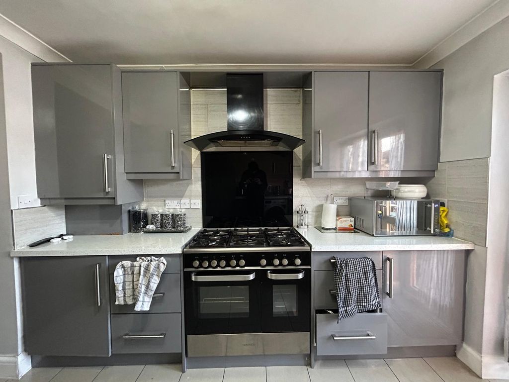 Property photo 1 of 7 3 Bed Semi-Detached House To Rent Fairholme Crescent, Hayes Ub4