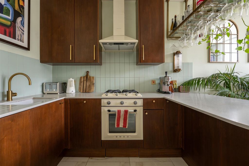 Property photo 2 of 39 Urswick Road, E9