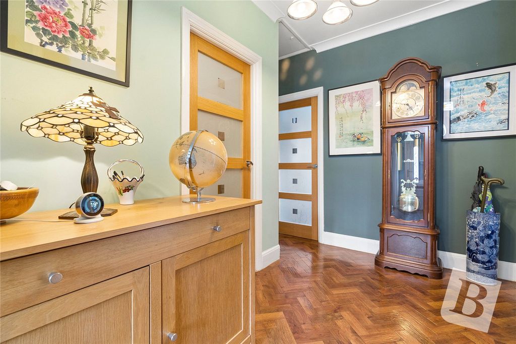 Property photo 3 of 19 Entrance Hall