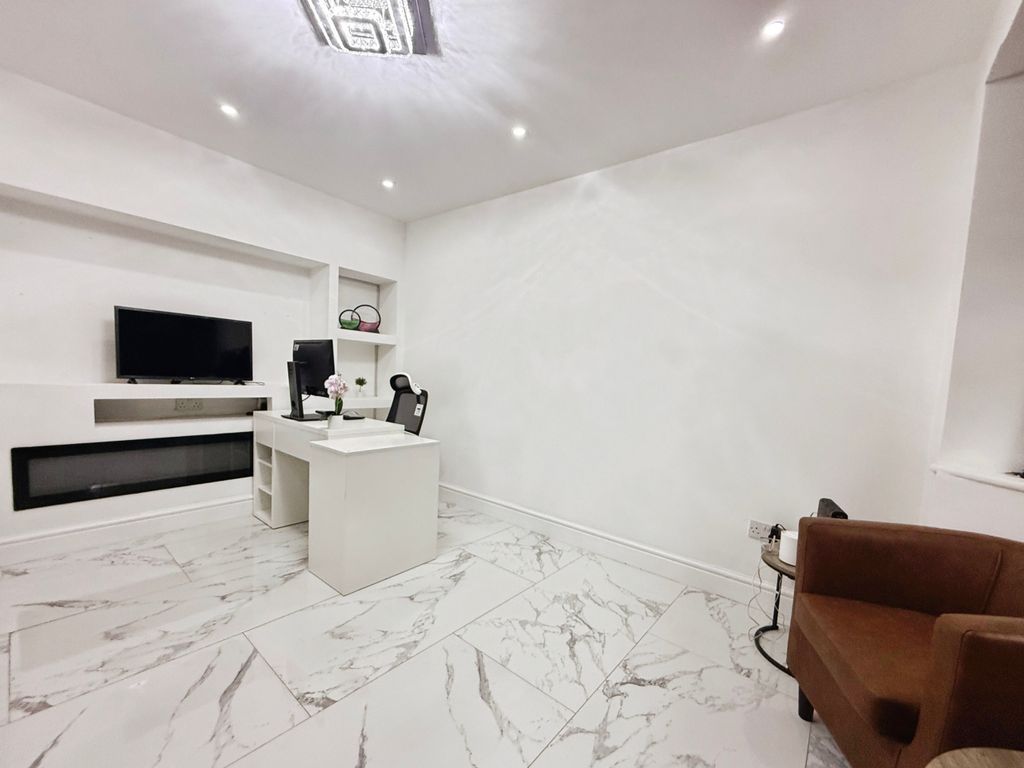 Property photo 2 of 12 28152Cbe-Img_4178