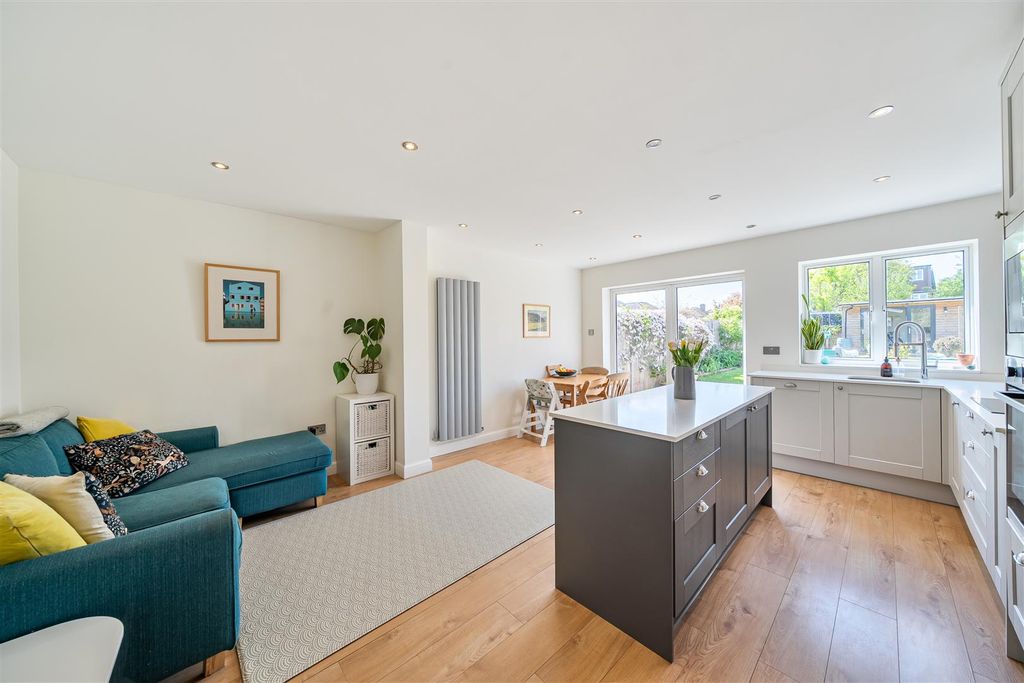 Property photo 2 of 11 Barton Way - Kitchen.Jpg