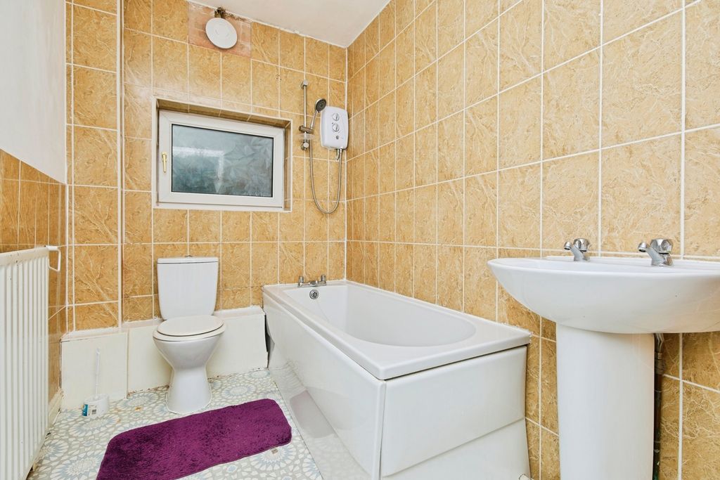 Property photo 3 of 17 Bathroom