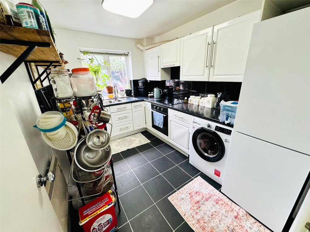 Property photo 3 of 10 Kitchen