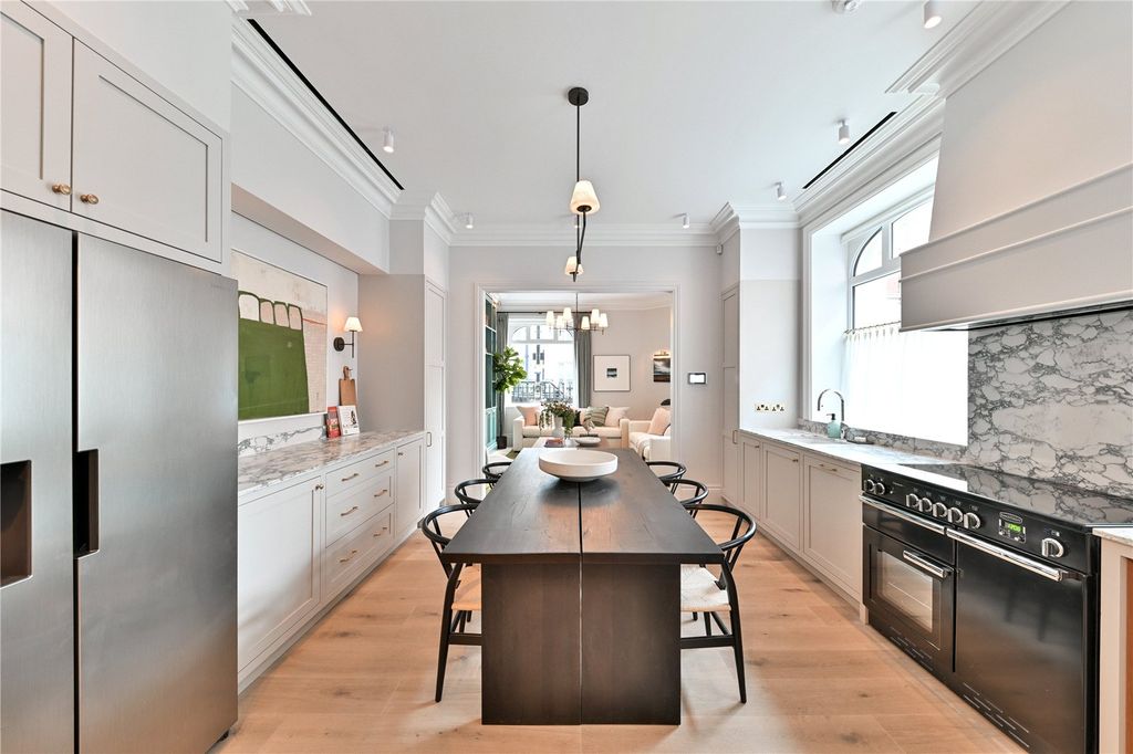 Property photo 3 of 11 Kitchen