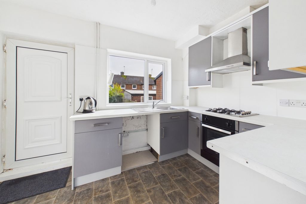 Property photo 3 of 17 Kitchen