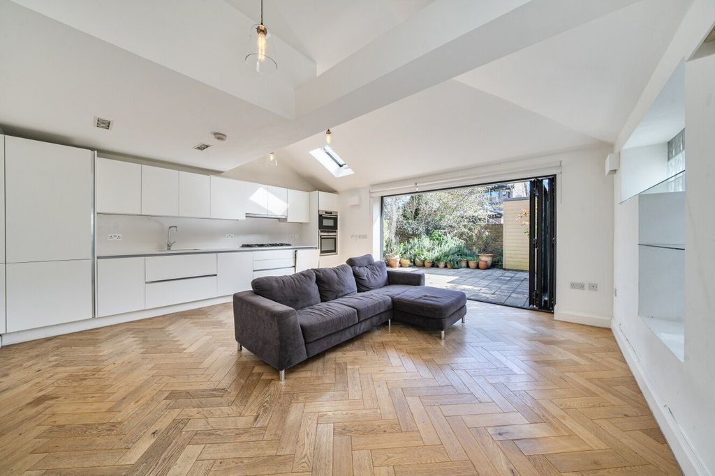 Property photo 2 of 22 Picture No. 12