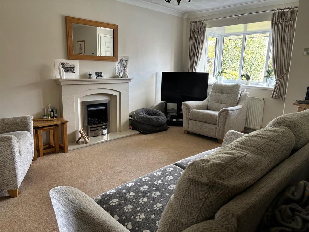 Property photo 3 of 20 Lounge