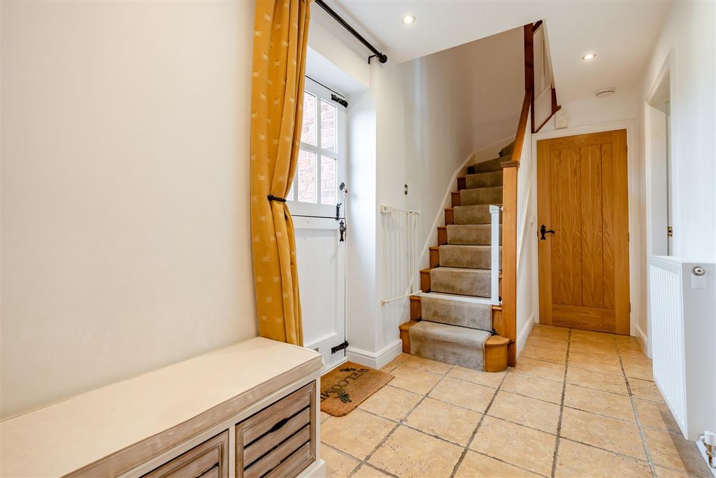 Property photo 3 of 33 8651039-Interior08.Jpg