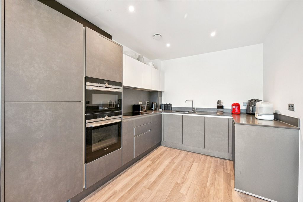 Property photo 3 of 12 Kitchen