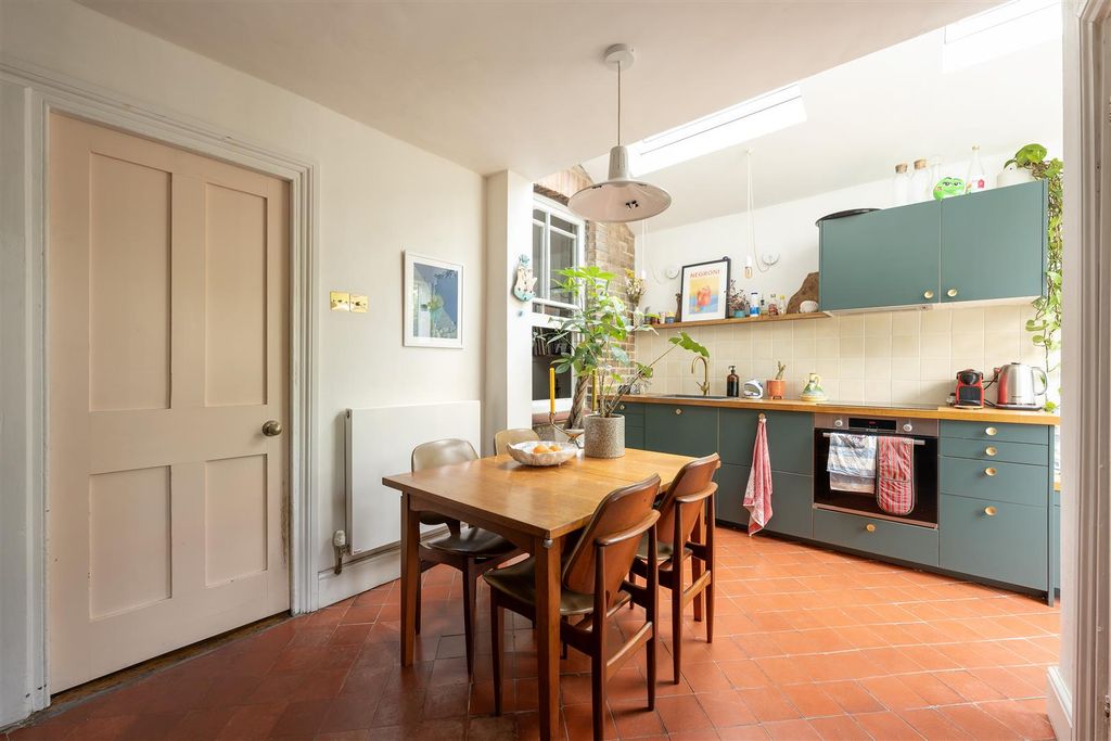 Property photo 3 of 27 Camden Road, E17