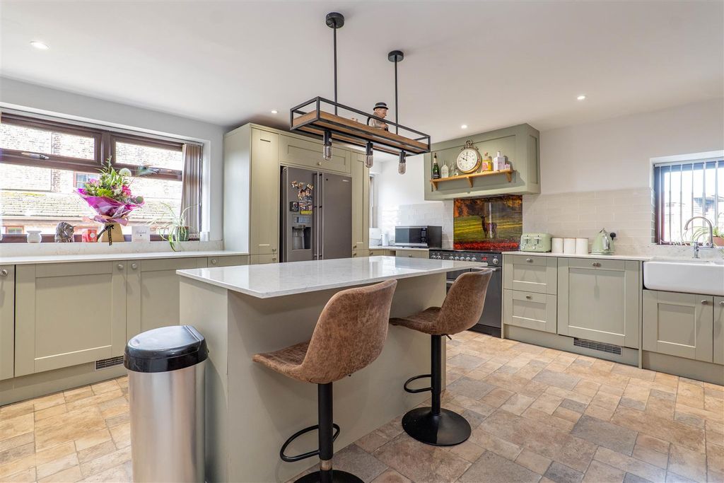 Property photo 2 of 43 Kitchen/Breakfast Room