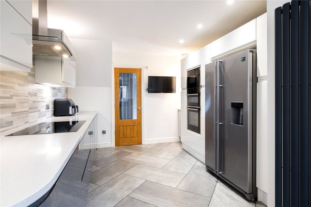 Property photo 3 of 31 Fitted Kitchen