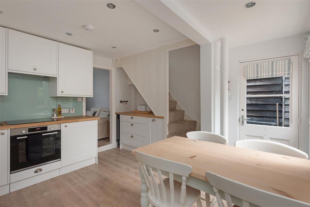 Property photo 3 of 13 Waterloo Road, Whitstable