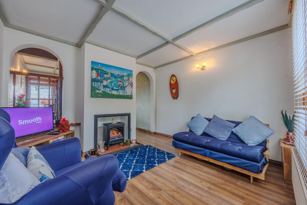 Property photo 3 of 25 Lounge