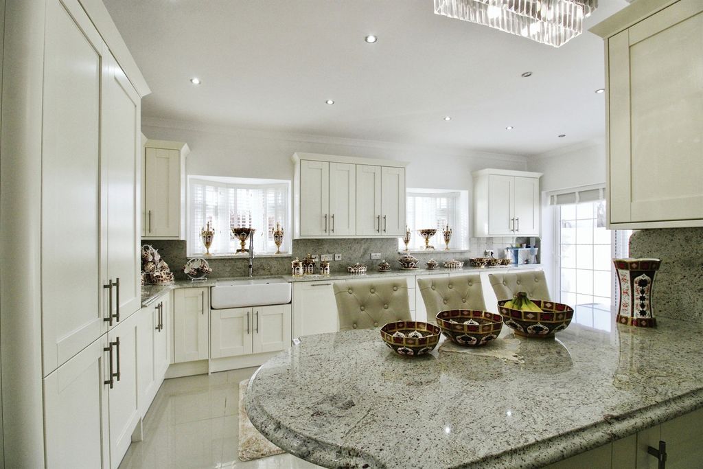 Property photo 3 of 25