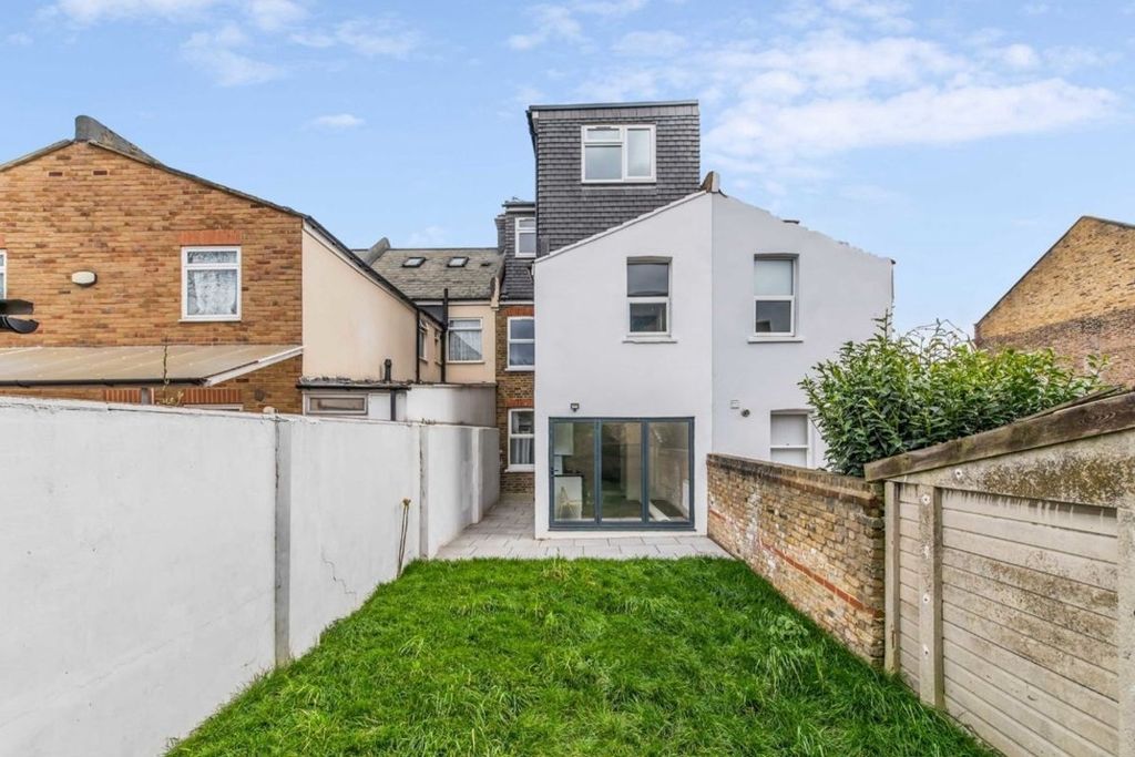 Property photo 2 of 9 Spacious Private Garden With Fresh Green Lawn...