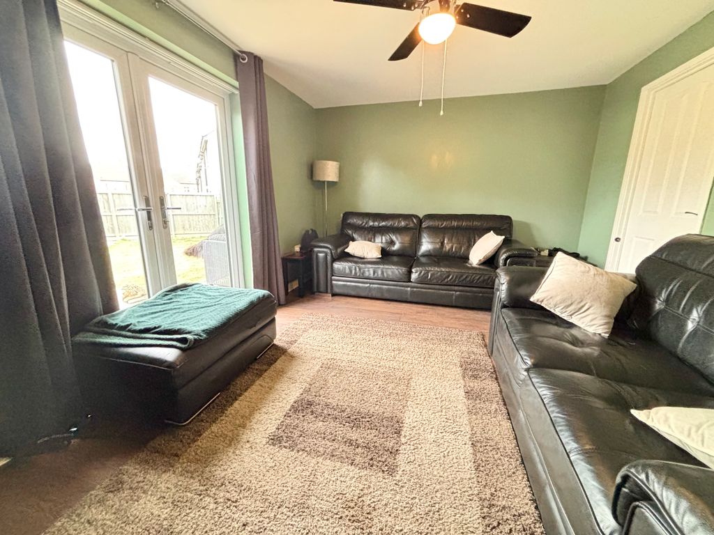 Property photo 3 of 26 Lounge