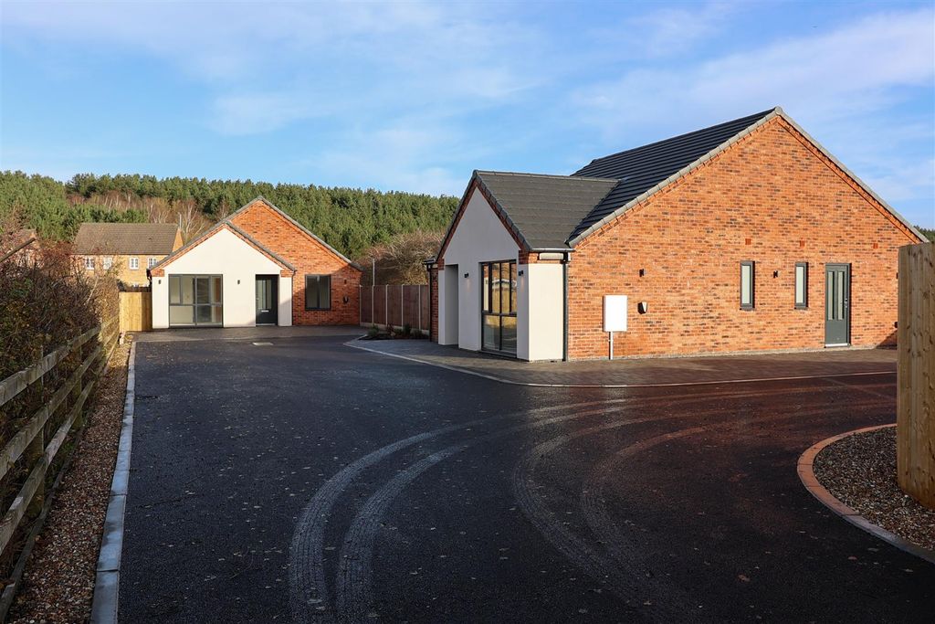 Property photo 2 of 26 Copper Beech Close-8.Jpg