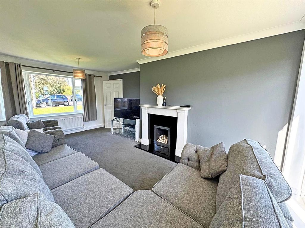 Property photo 3 of 13 Lounge