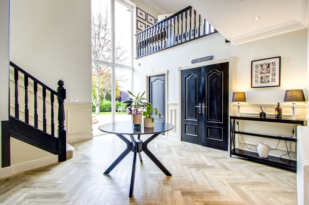 Property photo 3 of 58 Entrance Hall