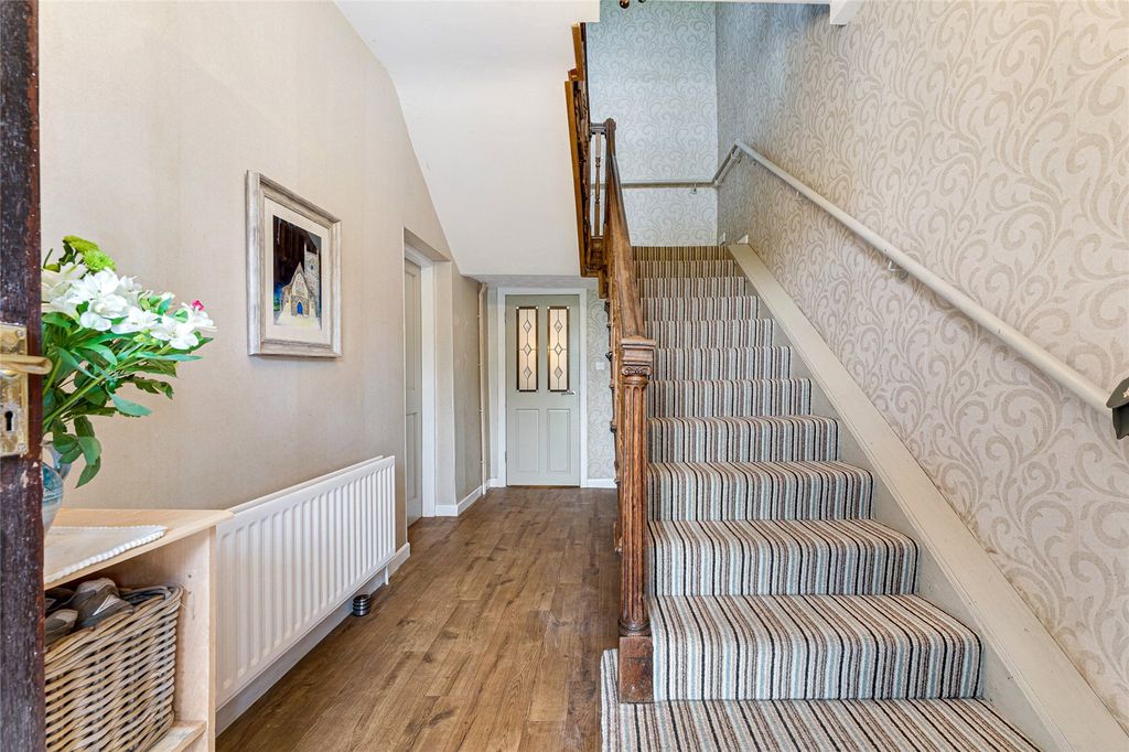 Property photo 2 of 38 Entrance Hall