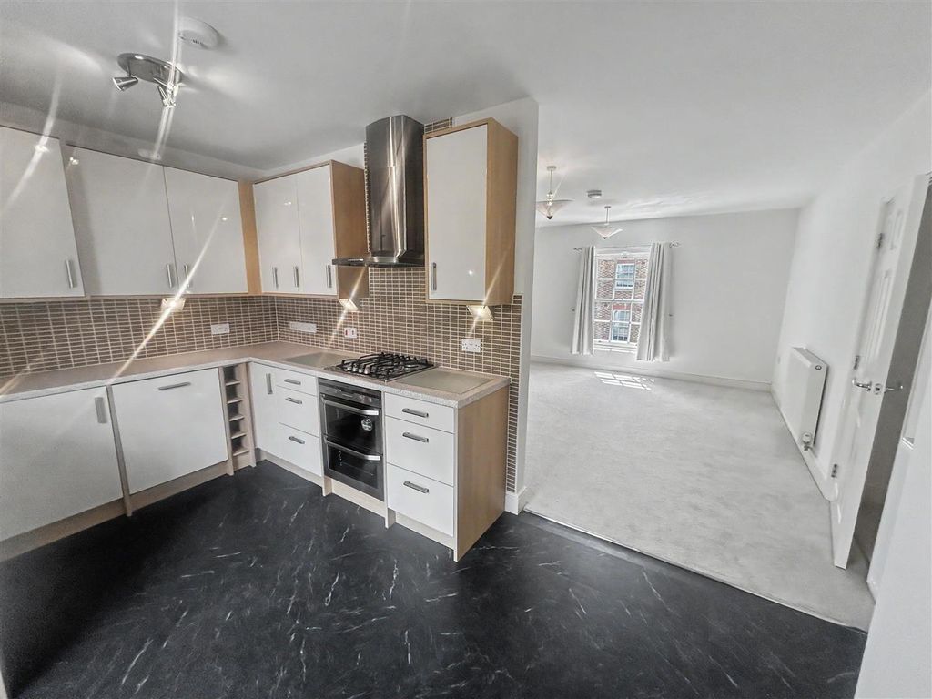 Property photo 2 of 9 Kitchen Lounge