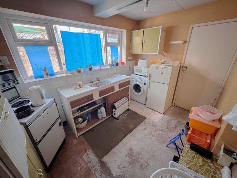 Property photo 3 of 10 Kitchen