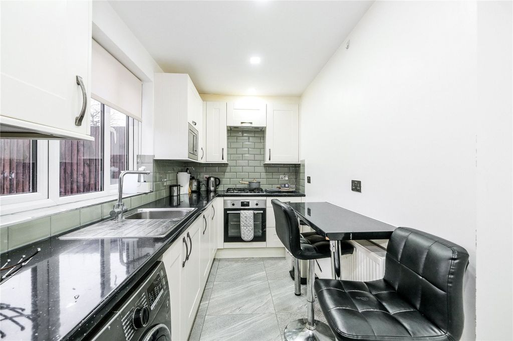 Property photo 3 of 11 Kitchen