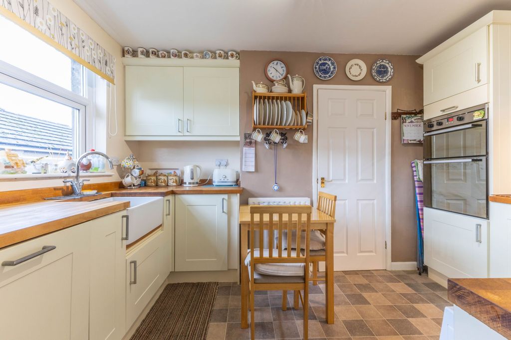 Property photo 3 of 31