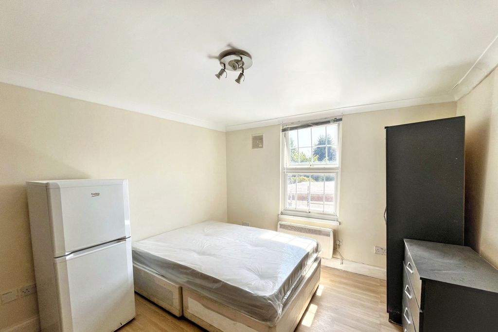 Property photo 1 of 7 Flat 1, 290 Ewell Road, Surbiton, Kt6 7Aq