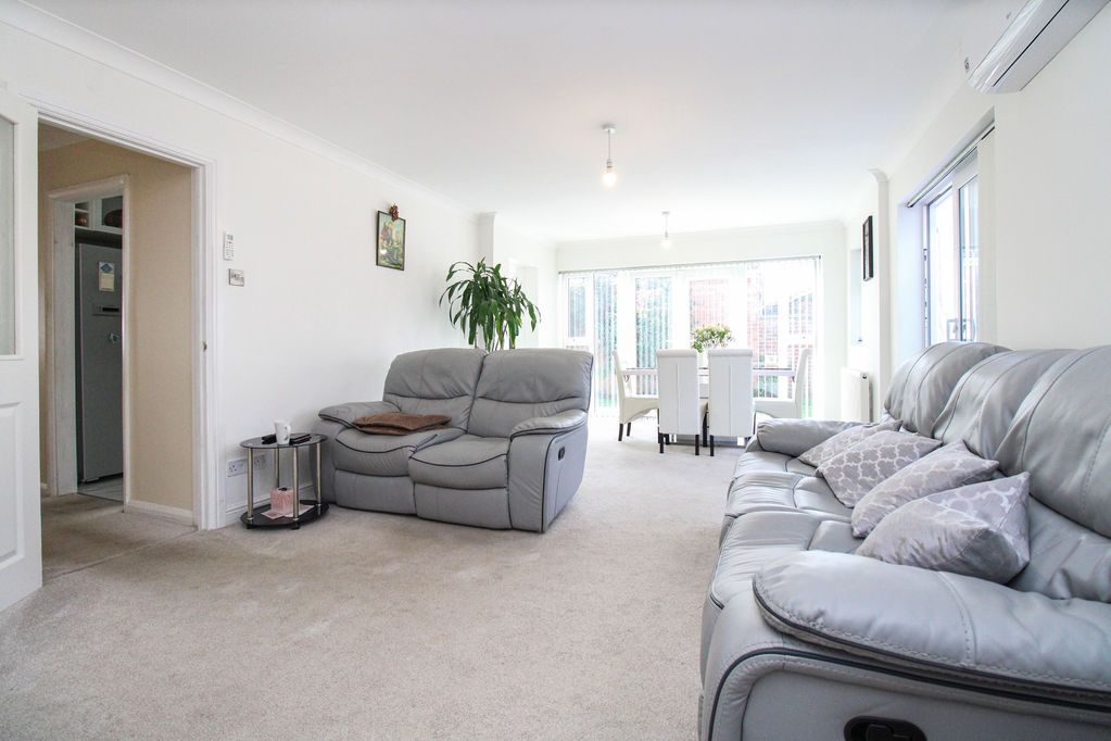 Property photo 2 of 14 Lounge